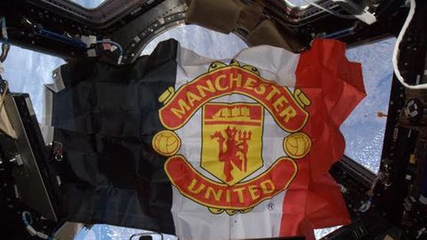 NASA astronavti kosmosga “Manchester Yunayted”ning bayrog‘ini olib chiqdi