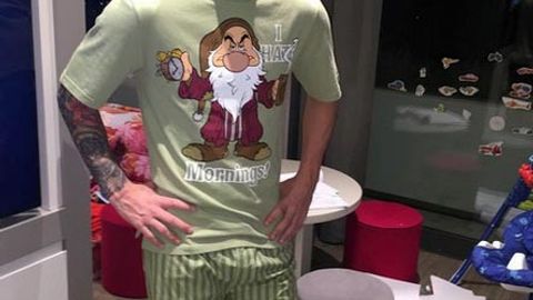 Suares Messiga gnom tasviri tushirilgan libosni sovg‘a qildi