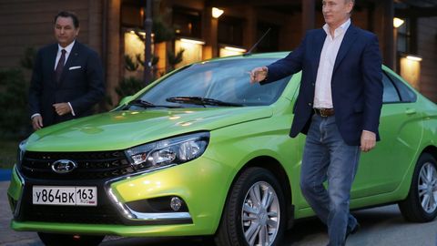 Putin “Valday” klubi sessiyasiga yashil rangli Lada Vesta mashinasida keldi