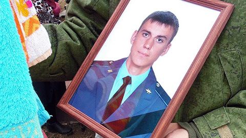 Suriyada halok bo‘lgan harbiyning otasi o‘g‘lida o‘zini osish alomatlarini topa olmadi