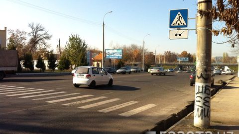 Toshkentdagi ko‘zi ojiz o‘quvchilar maktabi oldidagi piyodalar o‘tish joyidan sog‘lom o‘quvchi bir yarim daqiqada o‘tdi