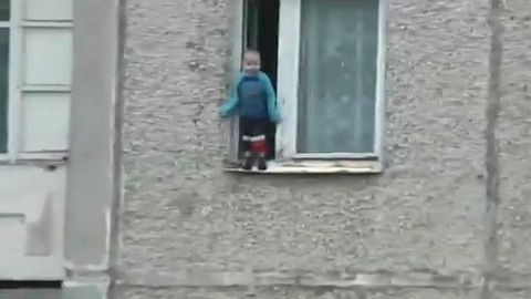 Rossiyada uch yoshli bola 8-qavat derazasining tokchasiga sayrga chiqdi (video)