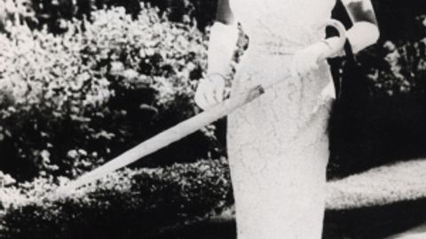 Buyuk Britaniya fuqarolariga Yelizaveta II ning kiyim-kechaklari namoyish qilinadi