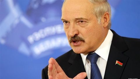 Лукашенко Украинадан чегара орқали Беларусга қуролли кишиларни ўтказмасликни сўради