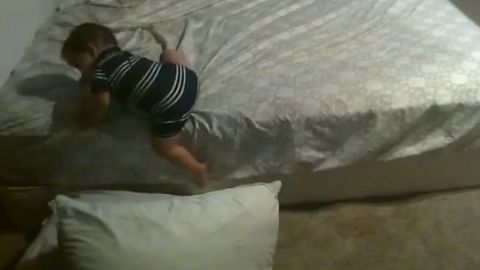 11 oylik bolakay karavotdan tushish yo‘lini topdi (video)