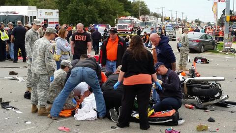 AQShning Oklaxoma shtatida avtomobilchi qiz parad tomoshabinlarini yorib kirdi