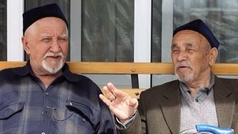 Самарқанддаги супермаркетда пенсионерларга бепул нон тарқатилмоқда