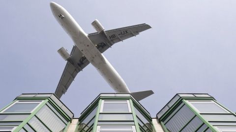 Kreml rossiyalik mansabdorlarga chet el aviakompaniyalari samolyotlarida uchish man etilganiga izoh berdi