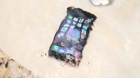 iPhone’ning barcha avlodlari suv o‘tkazmaslik jihatidan tekshirib ko‘rildi (video)