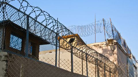 Qirg‘izistonda bir guruh ekstremistlar uch nafar qo‘riqchini o‘ldirib, tergov izolyatoridan qochib ketdi