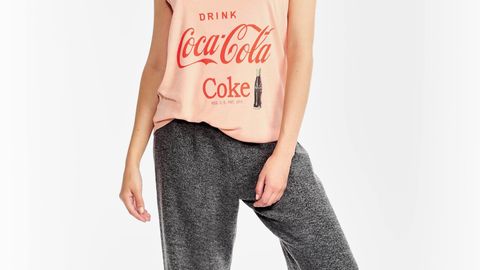 Coca-Cola kompaniyasi shisha idishning 100 yilligiga bag‘ishlab kiyimlar to‘plamini chiqardi