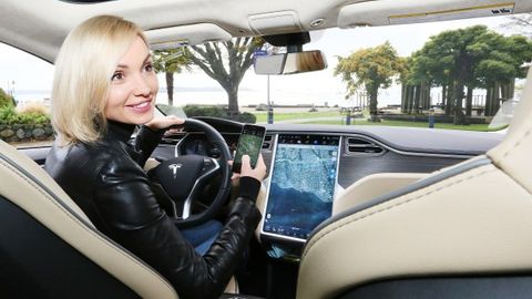 Kanadalik ayol Tesla avtomobilini olib qochgan o‘g‘rini GPS orqali politsiyachilar bilan birga kuzatdi