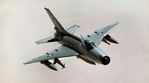 Pokistonda qiruvchi samolyot qulab tushdi, uchuvchi halok bo‘ldi