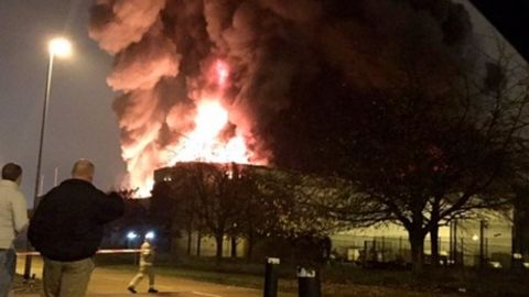 Лондон яқинида йирик ёнғин ва кетма-кет портлашлар содир бўлди