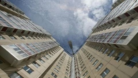 Киевда кекса аёл ўзини ўлдирмоқчи бўлиб 9-қаватдан сакради, бироқ омон қолди
