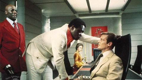 Jeyms Bond taqqan soat Jenevadagi auksionda 367 ming dollarga sotildi