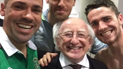 Irlandiya prezidenti Bosniya bilan o‘yindan so‘ng futbolchilar bilan selfiga tushdi