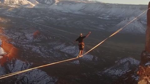 Ikki qoya o‘rtasidagi 500 metrli arqondan yurib o‘tgan dorboz jahon rekordini o‘rnatdi (video)