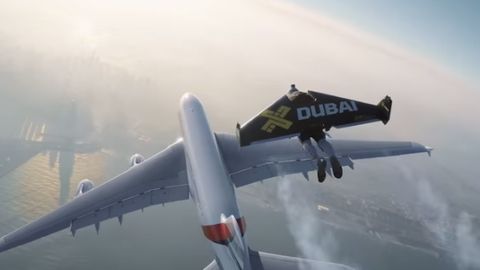 Reaktiv qanotli uchuvchilar Dubayda A380 samolyoti yonidan uchib o‘tdi (video)