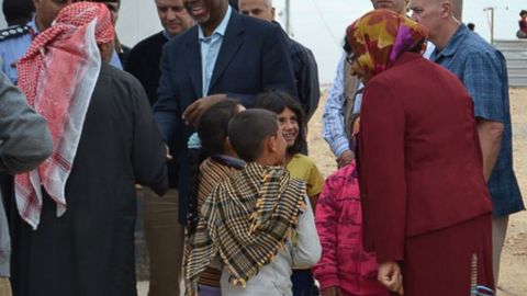 AQSh prezidentligiga nomzod Ben Karson Iordaniyada suriyalik qochoqlarning lageriga tashrif buyurdi