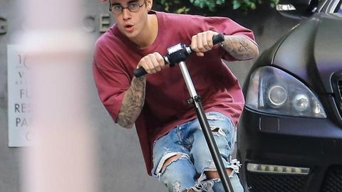 Жастин Бибер телекўрсатув ва парадда иштирок этишдан самокатда учишни афзал кўрди