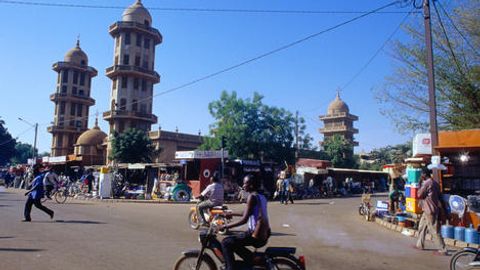 Буркина-Фасода микроавтобус сувга тушиб кетди, 20 киши ҳалок бўлди