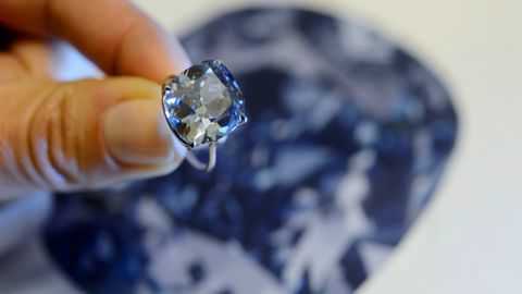 Blue Moon бриллианти салкам 50 млн долларга сотилди 
