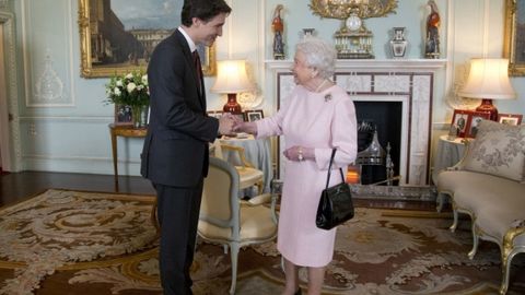 Канада бош вазири Буюк Британия қироличасини кексайганини ҳис этишга мажбур қилди