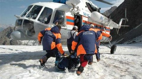 Rossiyalik qutqaruvchilar vertolyotda Elbrusdan bir guruh alpinistlarni evakuatsiya qildi