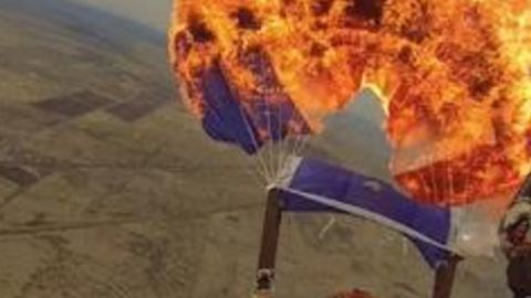 Amerikalik ayol sakrash chog‘ida o‘z parashyutiga o‘t qo‘ydi (video)