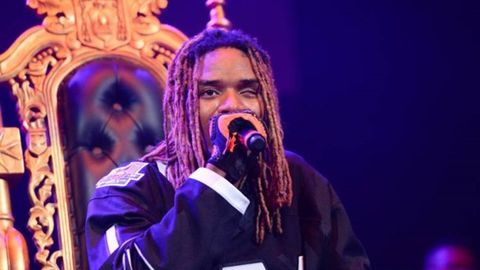 Amerikalik reper Fetti Vap muxlislari ustidan pul sochdi (video)