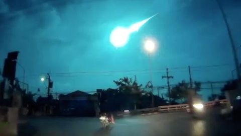 Бангкок узра ёрқин болид учиб ўтди