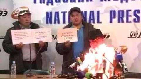 Mo‘g‘ilistonda ko‘mir qazib chiqaruvchi kompaniya kasaba uyushmasi rahbari norozilik belgisi sifatida o‘ziga o‘t qo‘ydi