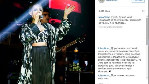 Xonanda Lola Yo‘ldosheva beli ochiq adras libosi uchun tanqid qilganlarni mehr va nur taratishga chaqirdi