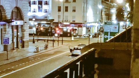 London politsiyasi shahar markazida qoldirib ketilgan avtomobilni portlatib yubordi