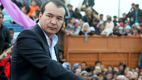 Озодбек Назарбеков суриялик болакай ҳақидаги қўшиғини инглиз тилида куйлайди