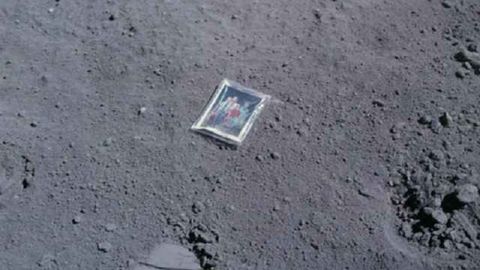 Америкалик астронавт 40 йил аввал Ойда фотохабар қолдирган эди