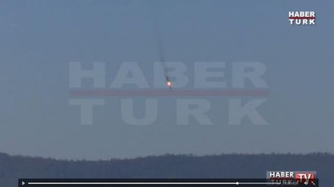 Turkiya chegarasi yaqinida urib tushirilgan harbiy samolyot qulashi aks etgan video paydo bo‘ldi