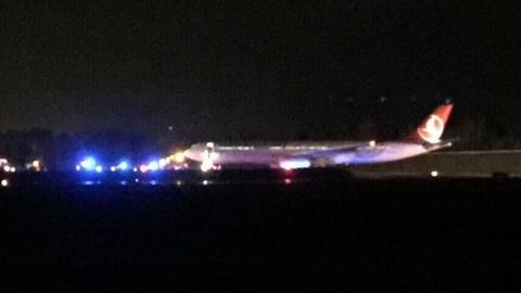 Turkish Airlines samolyoti portlash tahdidi ostida favqulodda qo‘nishni amalga oshirdi