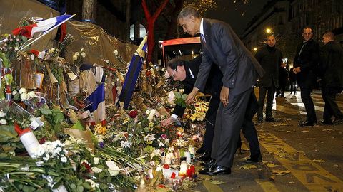 Obama Parijdagi terakt qurbonlarini hurmat bilan yodga oldi