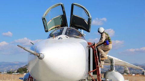 Путин Сурияга юборилган россияликларга жанговар ҳаракатлар фахрийси мақомини беришни топширди