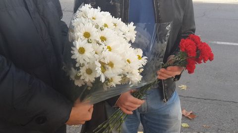 Тошкентликлар Франция элчихонасига гуллар олиб келмоқда