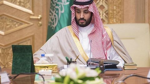 Саудия шаҳзодаси нефть нархининг тушиши туфайли кенг кўламли ислоҳотларни тайёрлади
