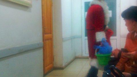 Toshkent tibbiyot akademiyasida Qorbobo stomatolog qabulidagi bolalarga sovg‘a ulashdi