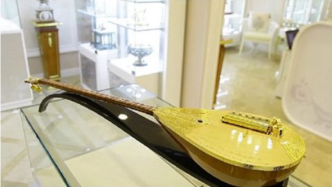 Olmos qadalgan noyob oltin do‘mbirani Nazarboyevga hadya qilishmoqchi