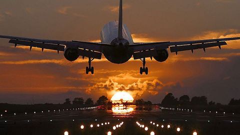 Boeing yo‘lovchining xuruji tutganligi sabab zudlik bilan Domodedovo aeroportiga qo‘ndi