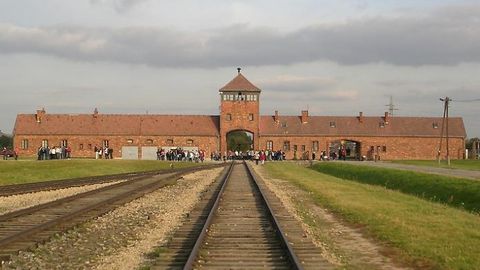 Osvensim konslagerida sanitar bo‘lib ishlagan 95 yoshli qariya sudlanadigan bo‘ldi