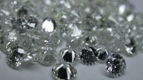 Nyu-Yorkda axlatga tashlab yuborilgan bir necha million dollarlik brilliantlarning bir qismi topildi