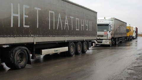 Politsiya Moskva yaqinida to‘plangan haydovchilarni “To‘xtash taqiqlanadi” belgisi yordamida tarqatib yubordi