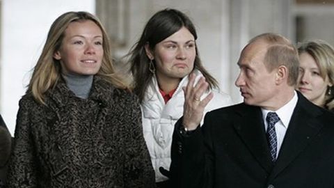 Putin o‘z qizlari qayerda ishlashini muhokama qilishdan bosh tortdi